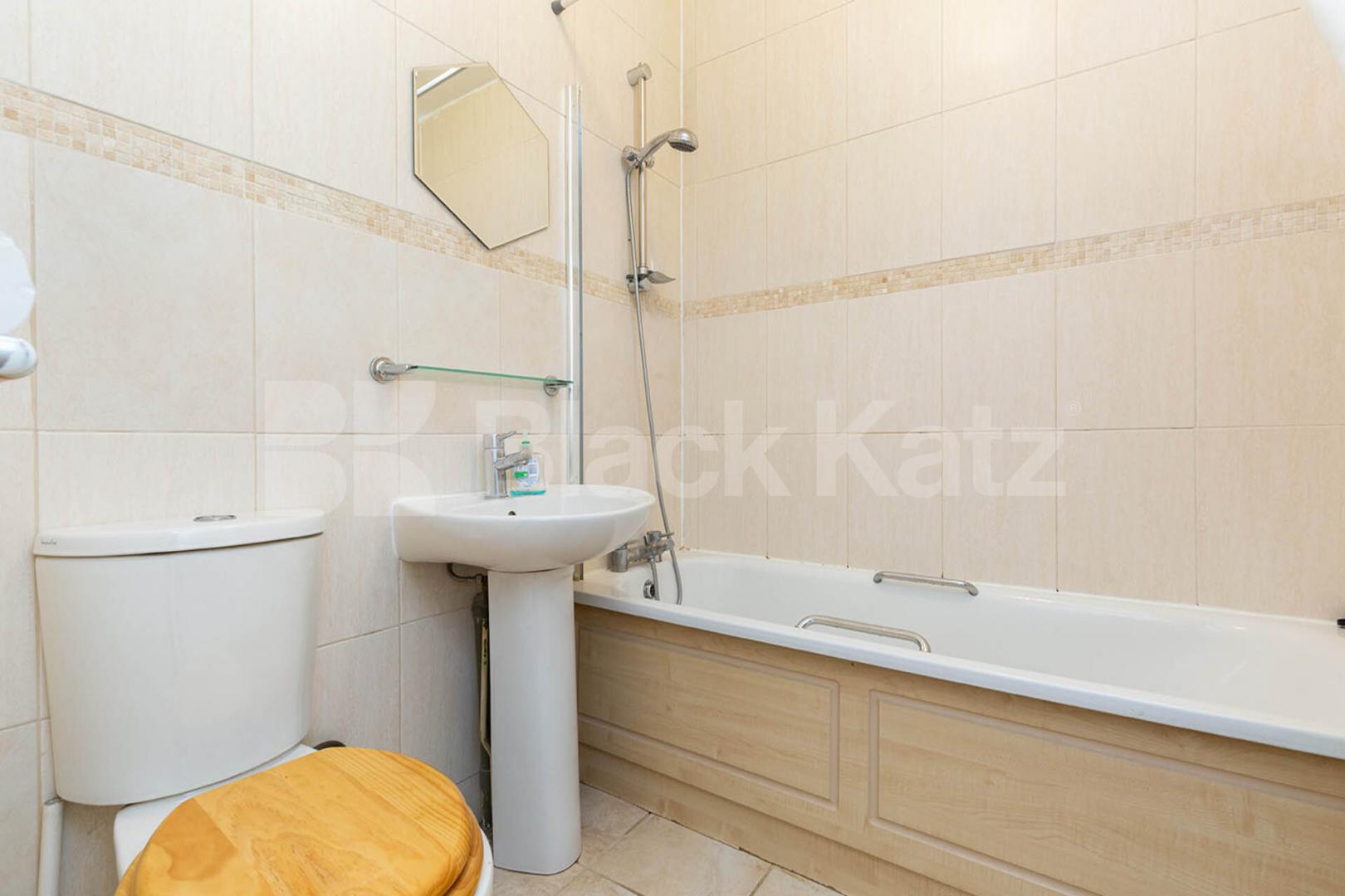 located on this popular cluster of roads in Highgate minutes to tube Milton Road, Highgate